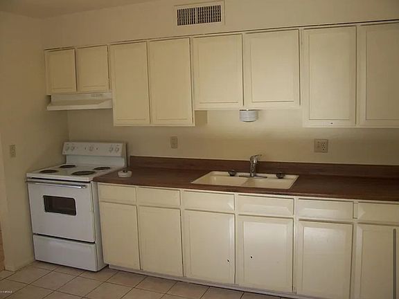 4th image of 905 N Grand