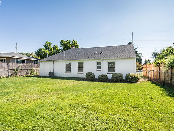 5th image of 420 SE Larch Ave