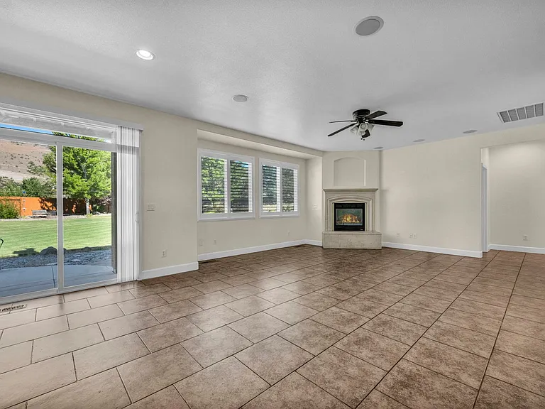 2425 Crooked Canyon Ct — Photo 10