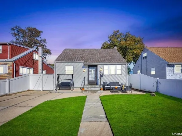 30 W Clearwater Road, Lindenhurst, NY 11757