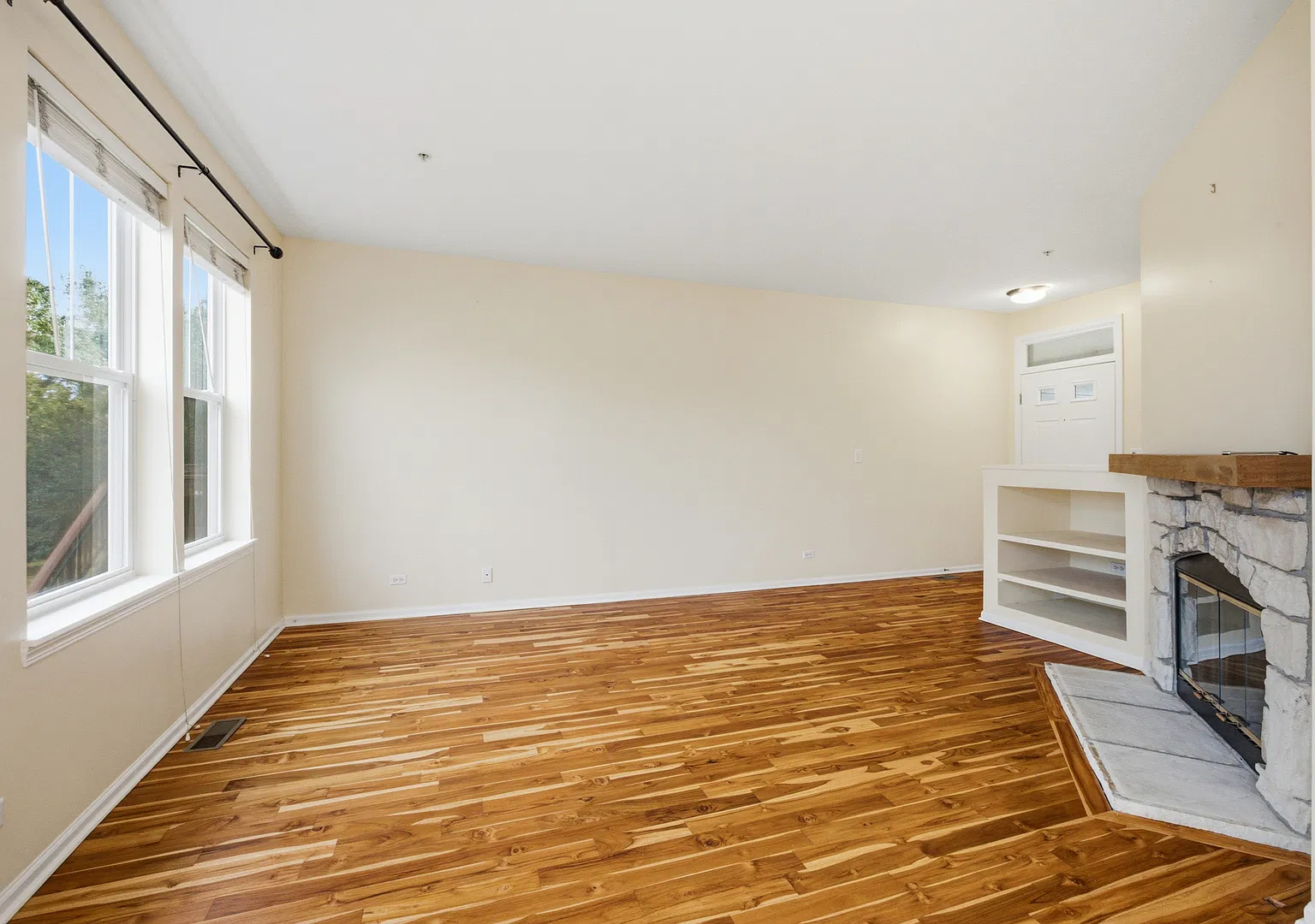 3 bed, 3.5 bath, 1638 sqft, $3,200 — Photo 4