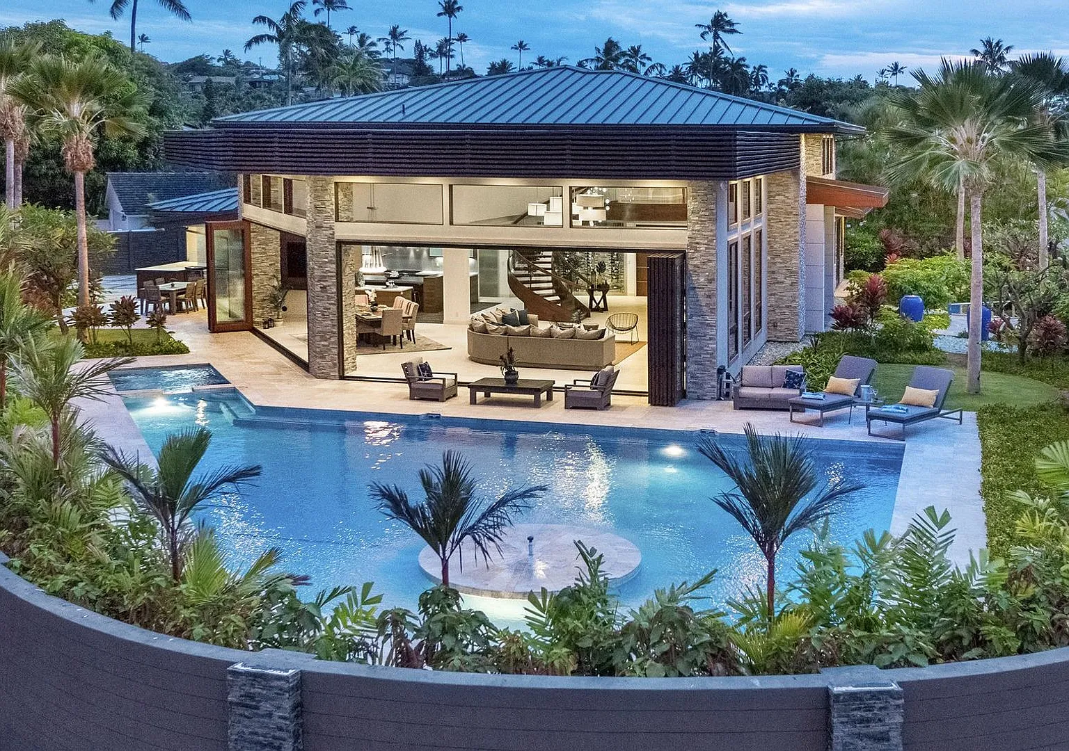 Kahala Grand Splendor. Contemporary Luxury residence w/ a large pool. — Photo 1