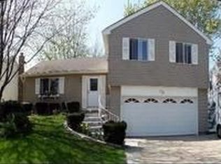 128 Midway Ln, Vernon Hills, IL