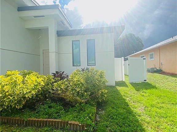 3rd image of 922-924 SE 6th Ct