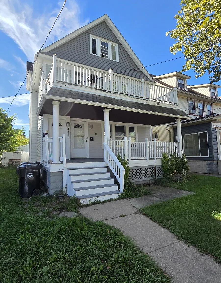 2 bed, 1.0 bath, $900 — Photo 2