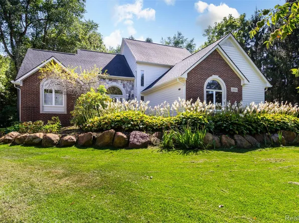 2856 Oak Ct, Oxford, MI 48371