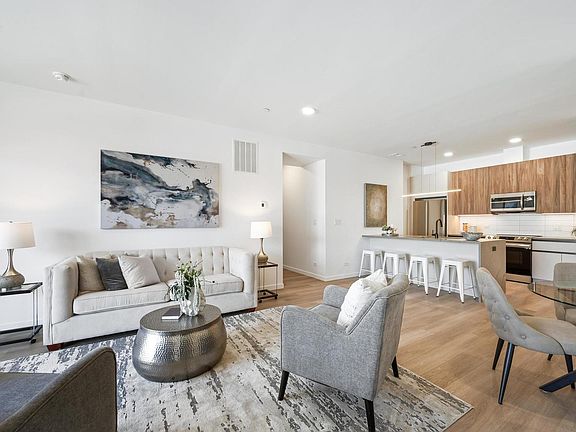 5th image of 204 S Leavitt St #204