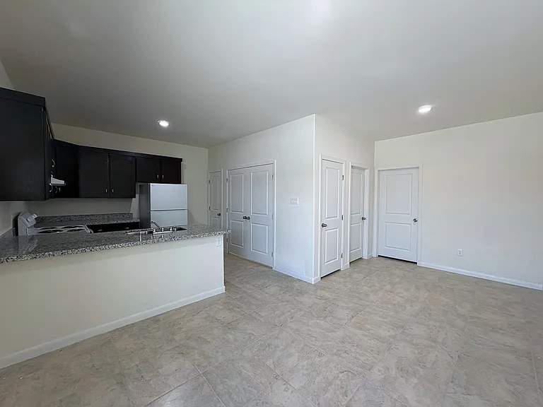 2909 San Luis St — Photo 5