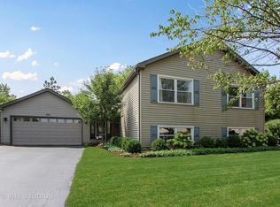 826 Ravenswood Ct, Lake Zurich, IL 60047