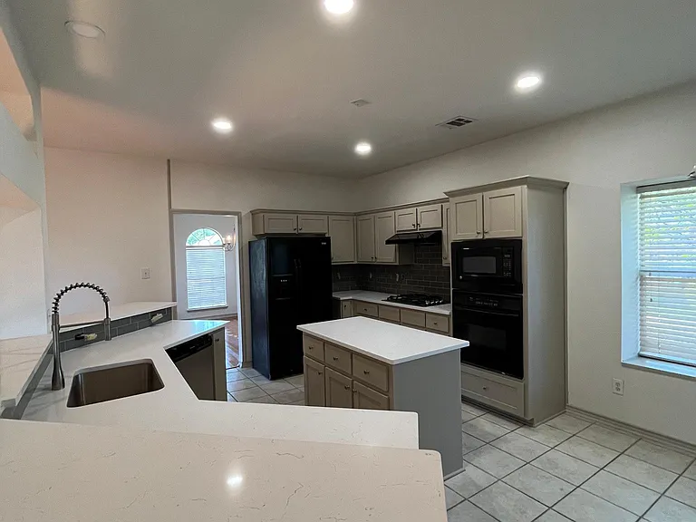 1200 Oakley Dr — Photo 5