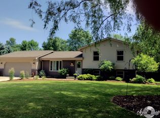 10072 N La Cresta Dr, Mequon, WI 53092