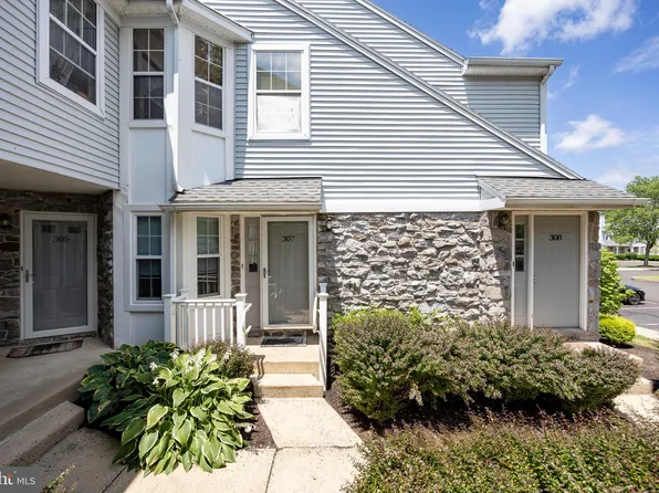 307 Mews Dr, Sellersville, PA 18960