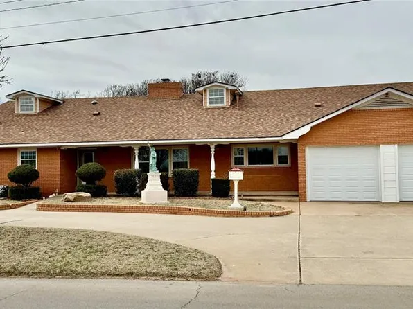 712 S 13th St, Clinton, OK 73601