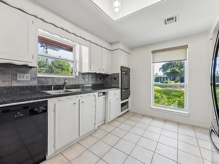 3232 Parkwood Dr — Photo 9