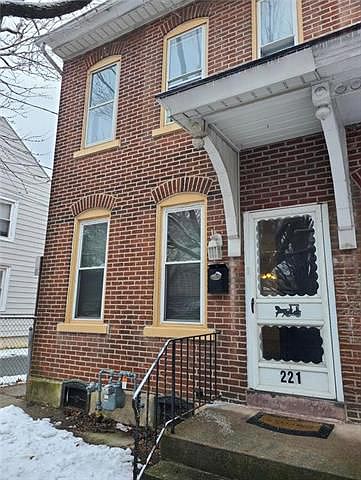 1st image of 221 W Fairview St
