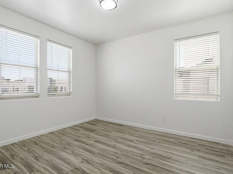 253 Farnborough St — Photo 32