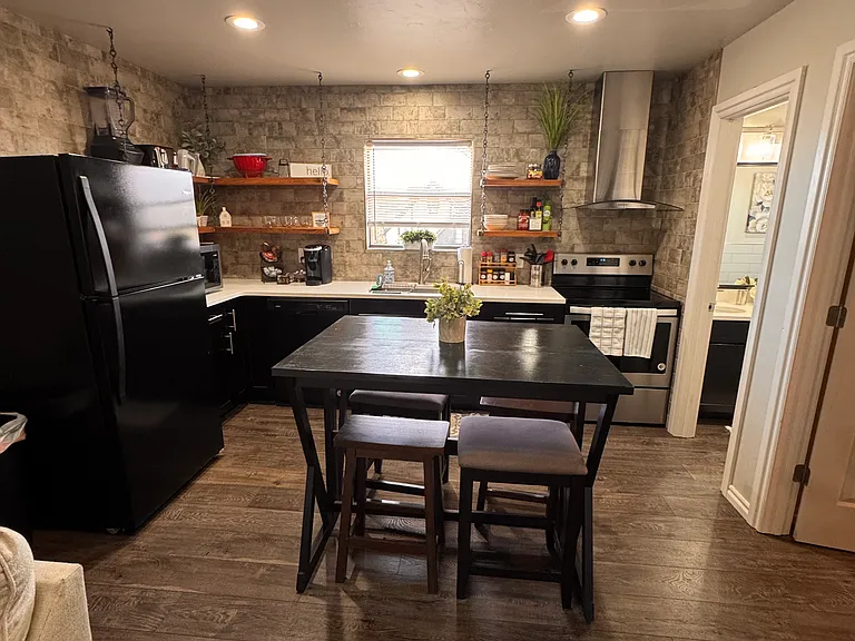 1207 W Gore Blvd #17 — Photo 4