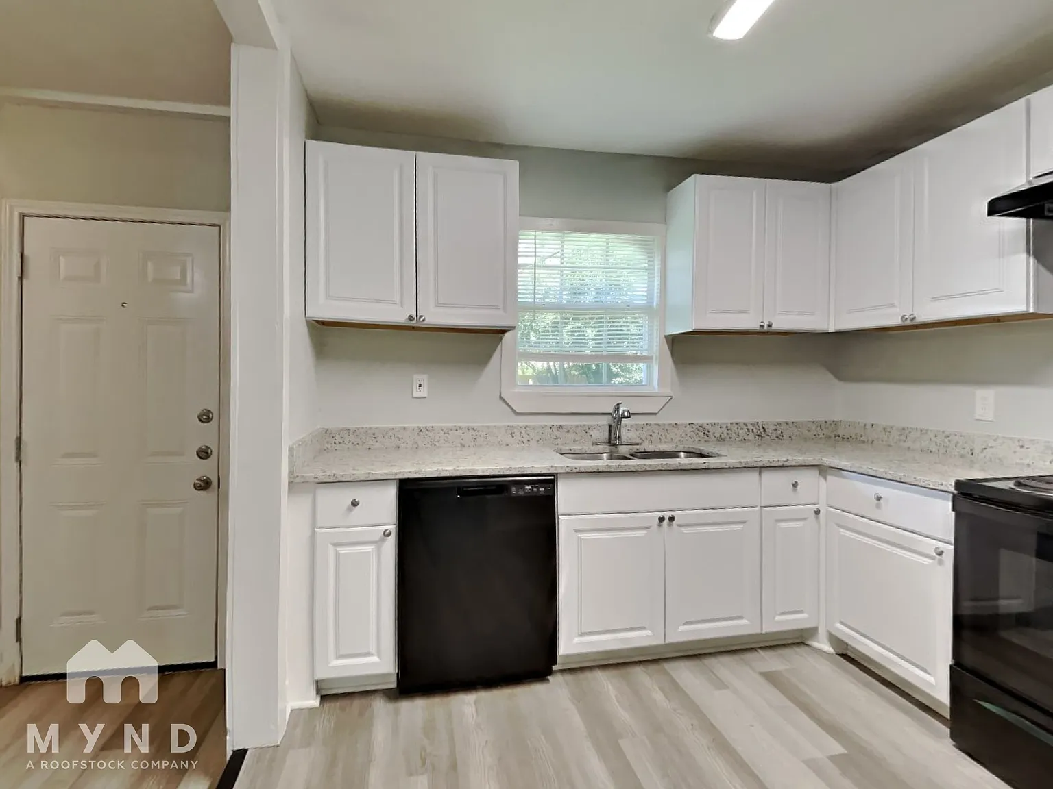 3 bed, 2.0 bath, 1128 sqft, $1,725 — Photo 4