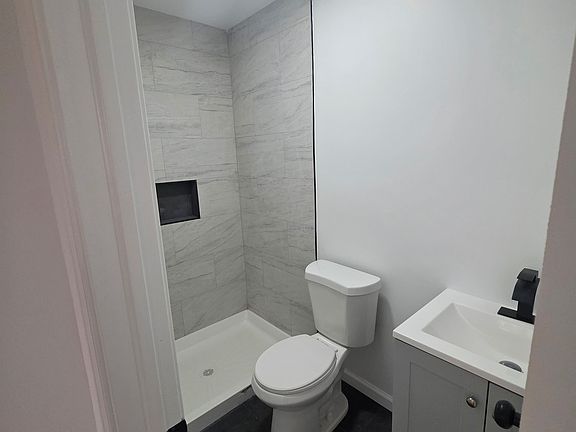 5th image of 3061 W 46th St #A