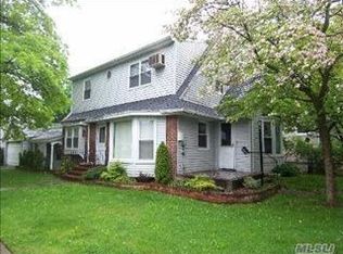 132 Green St, Valley Stream, NY 11580