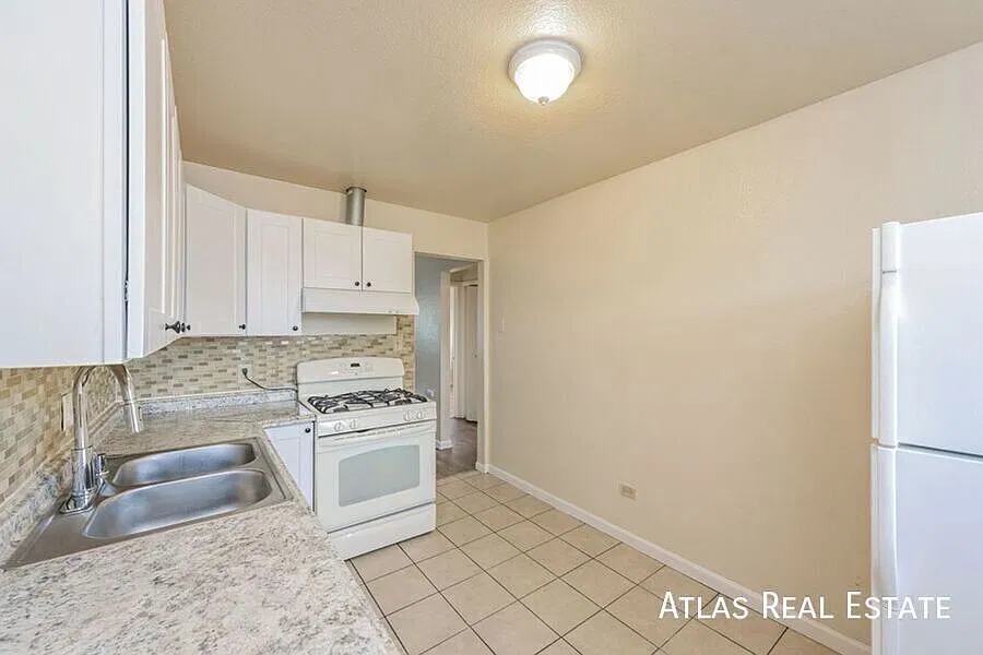 Modern Comfort In Central Denver Rare 4br/2ba With Hardwood Floors! — Photo 2