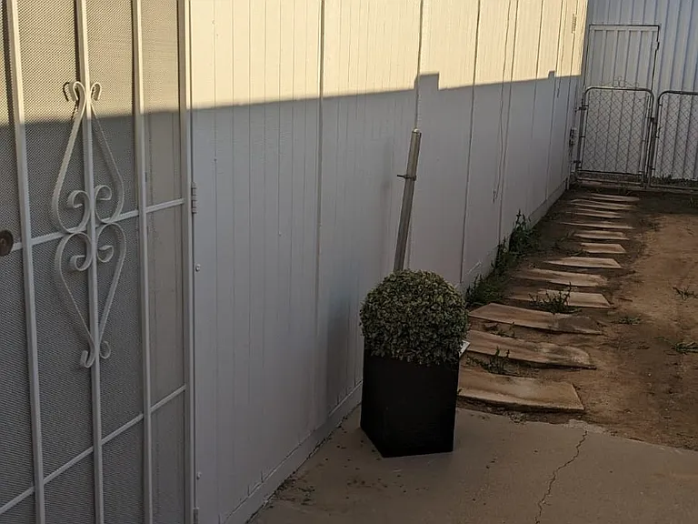 W Sierra St — Photo 1