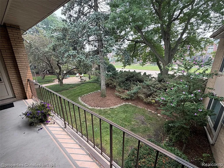 2655 E Maple Rd — Photo 3