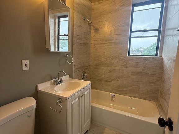 4th image of 1000 S Orange Ave #403
