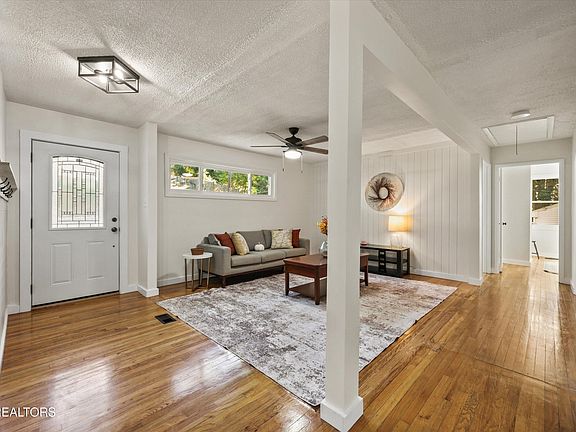 5th image of 129 Amherst Ln