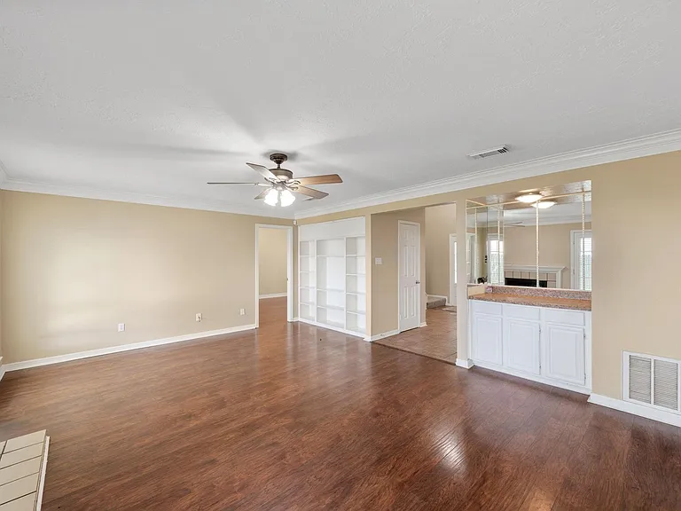 8030 Pine Falls Dr — Photo 3