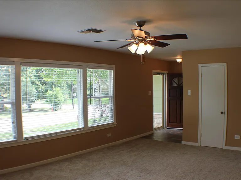 808 E Tom Green St — Photo 4