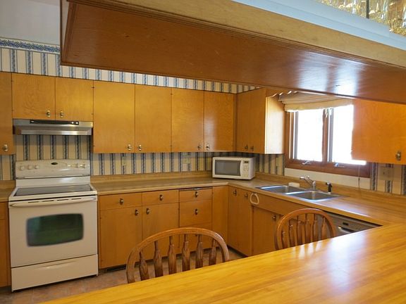 3rd image of 117 E Sagola Ave