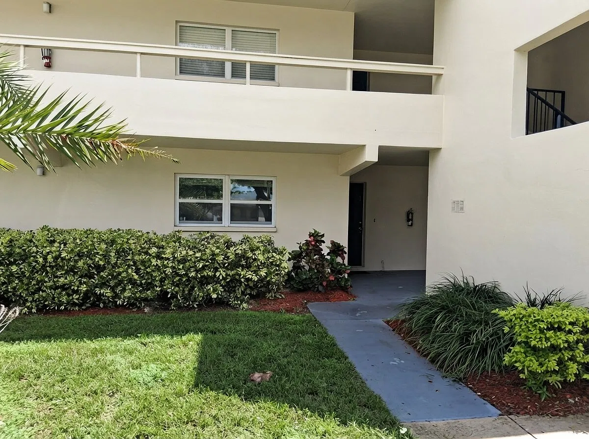 Annual unfurnished 1 bedroom, 1.5 bathroom ground floor condo in Palm-Air Country Cluba — Photo 2