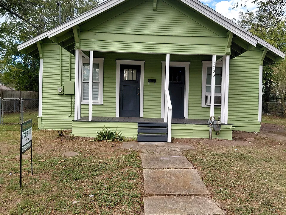 1703 Pecan St
