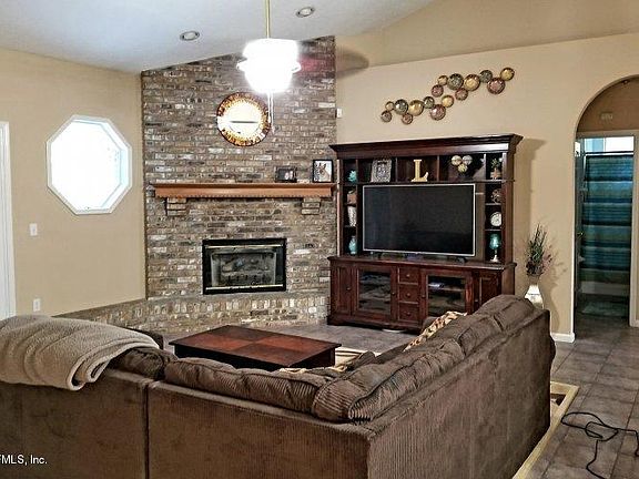 3rd image of 11823 Leafdale Cir E