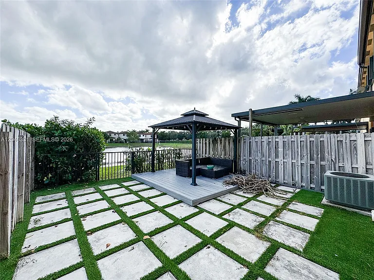 3740 NE 3rd Ct — Photo 31