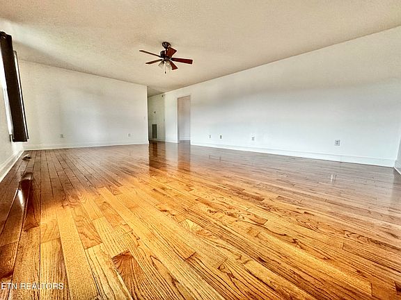 3rd image of 374 Mallory Dr