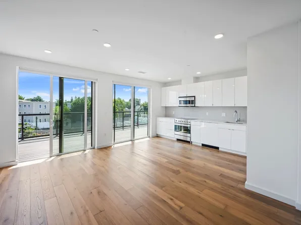 97-99 Elmwood St #312, Cambridge, MA 02140