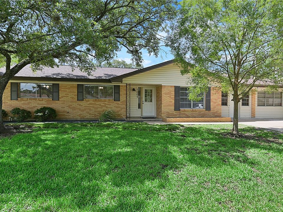 1st image of 1007 Village Dr