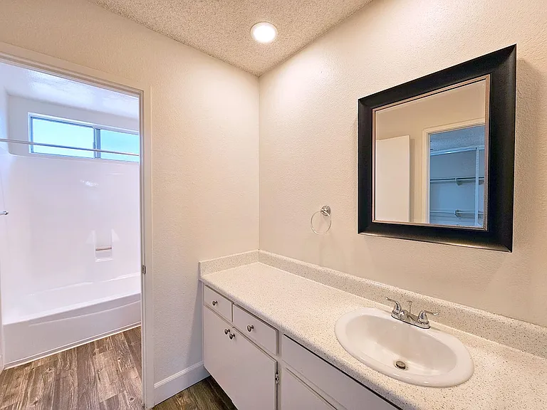 Crestwood Apartments — Photo 11