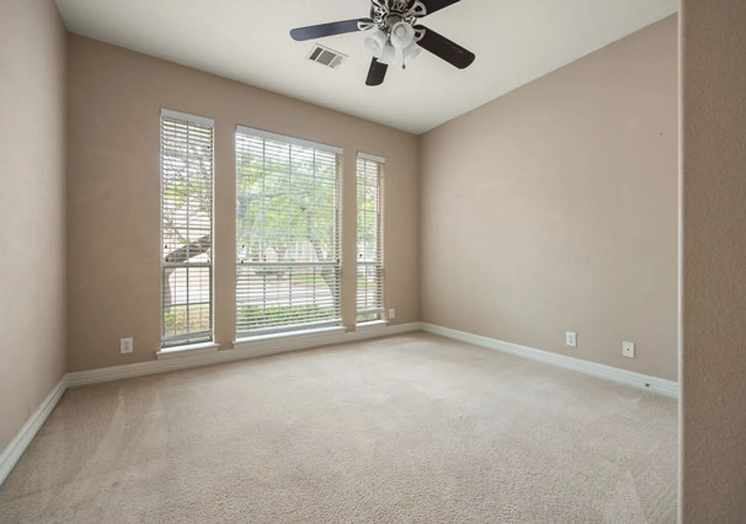 Spacious 2 Story 5 Bedroom , 4 full bathrooms located in Stone Oak! — Photo 4