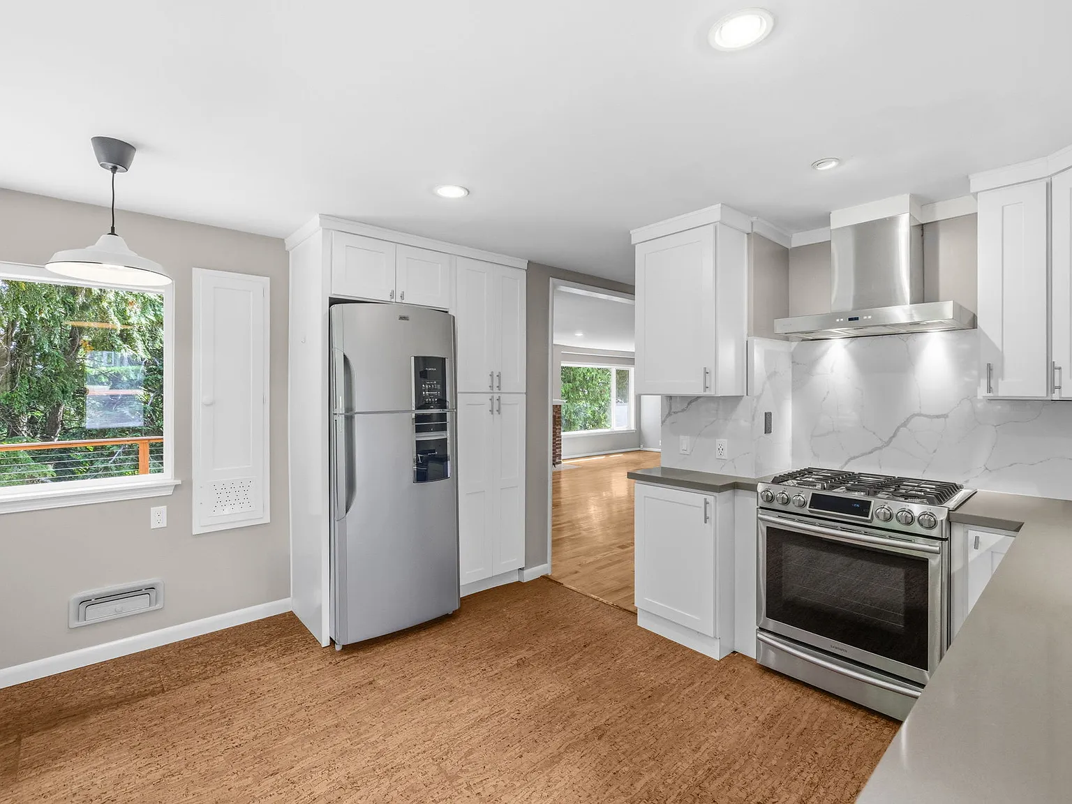 3 bed, 2240 sqft, $3,999 — Photo 3