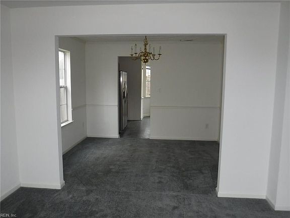 3rd image of 1028 Sunset Dr