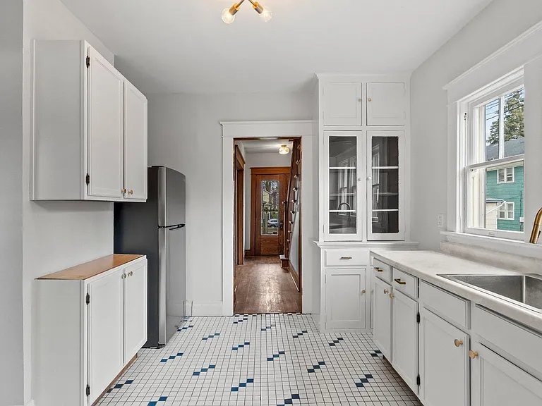 1213 W Jefferson Blvd — Photo 23