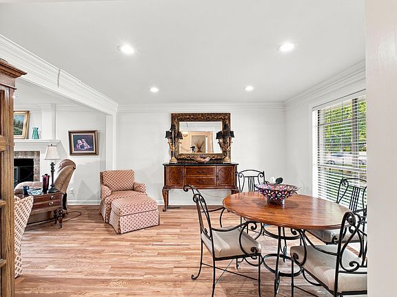 5th image of 35 Oak Tree Cir
