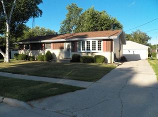 1009 Glenview Dr, Manitowoc, WI 54220
