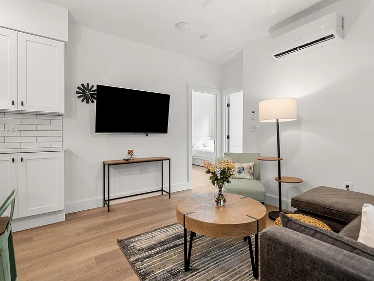 621 E 8th St #2 — Photo 5