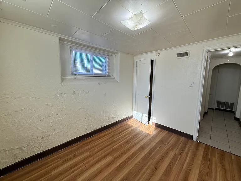 231 W 4th St #4 — Photo 30