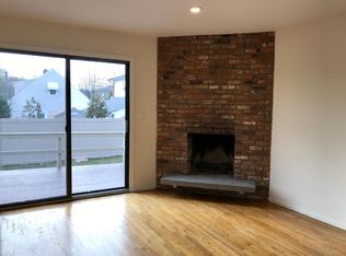 9 Dunwood Rd APT A, Port Washington, NY 11050