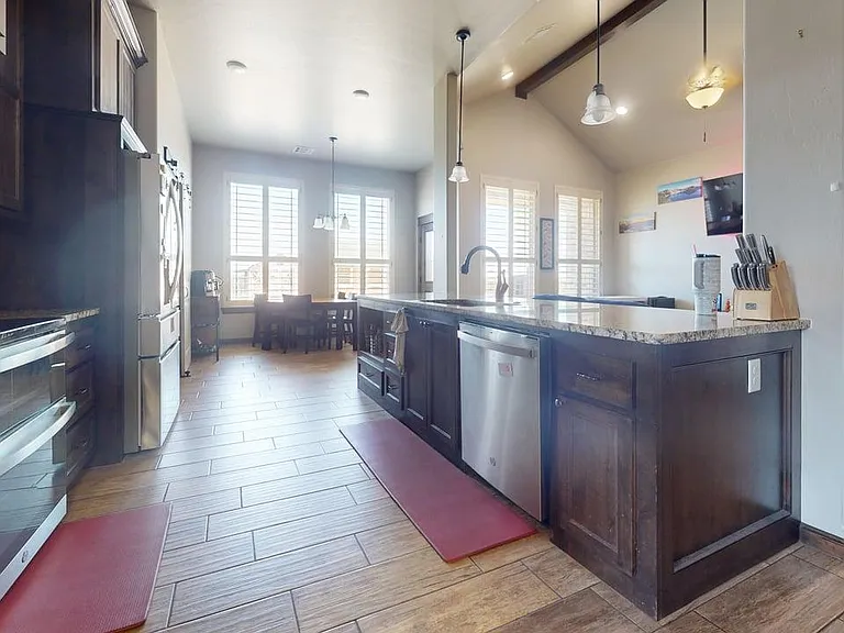 373 NE Sanders Dr — Photo 4